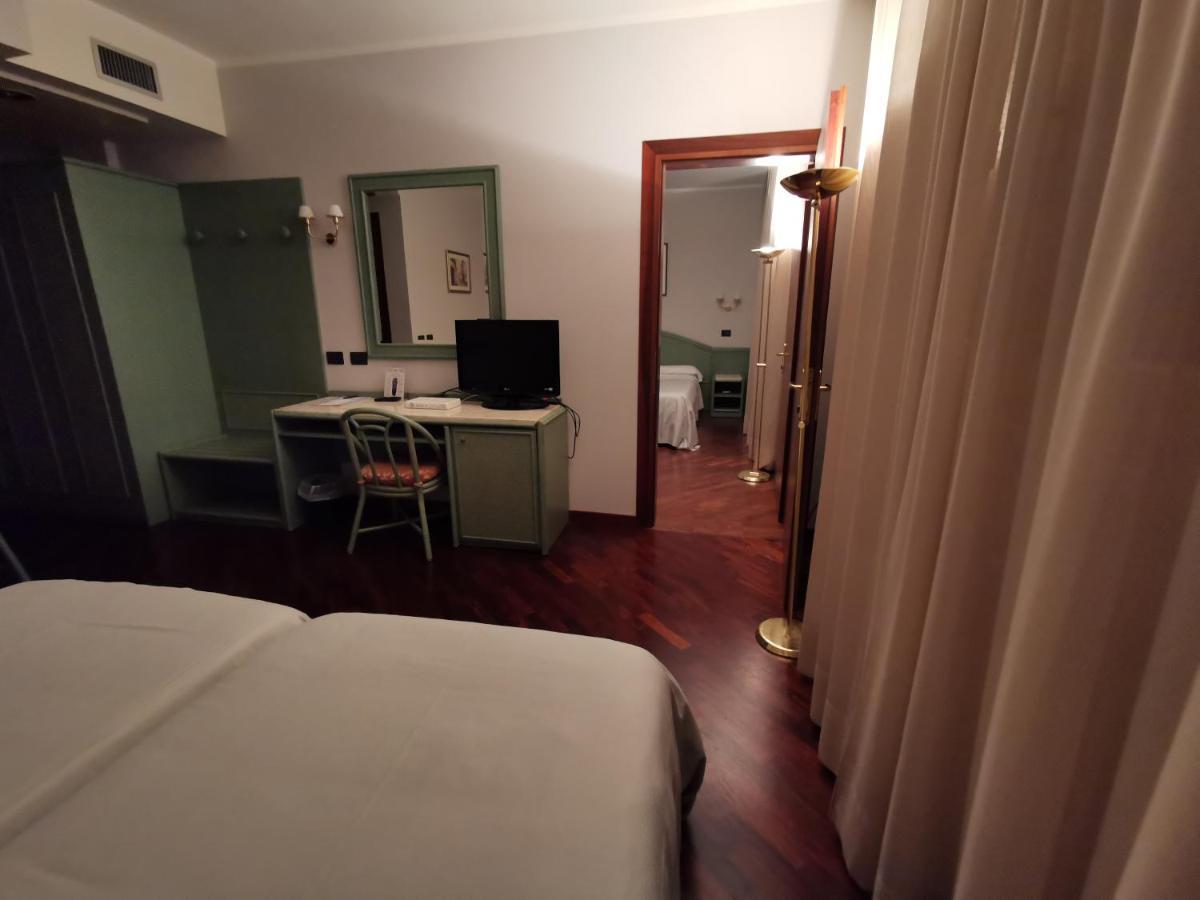 Hotel Le Ville Модена Екстер'єр фото