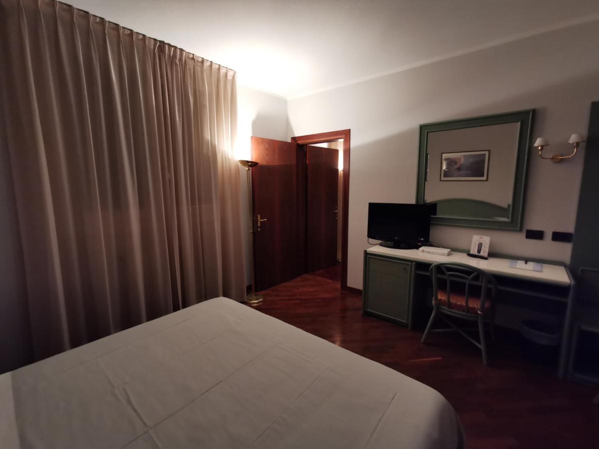 Hotel Le Ville Модена Екстер'єр фото