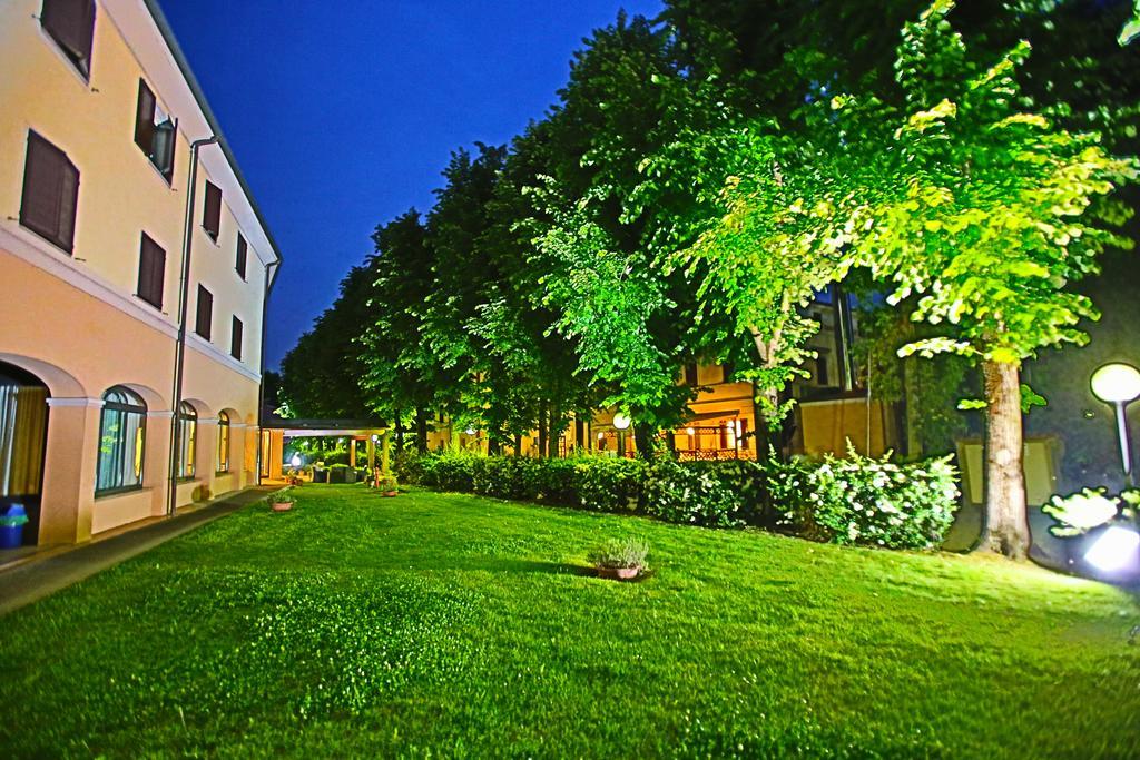 Hotel Le Ville Модена Екстер'єр фото