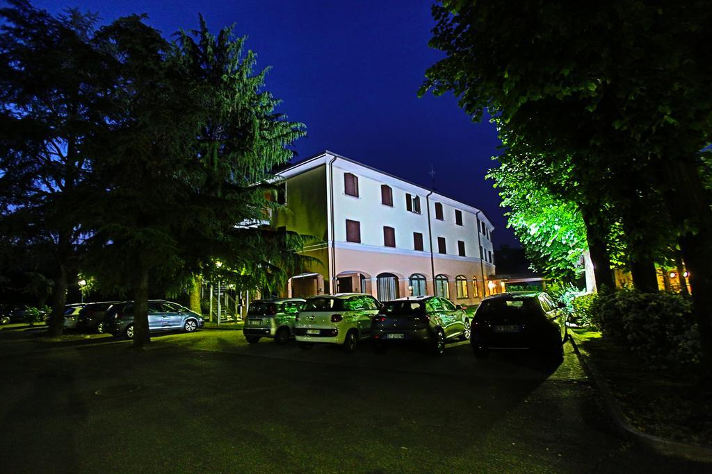 Hotel Le Ville Модена Екстер'єр фото