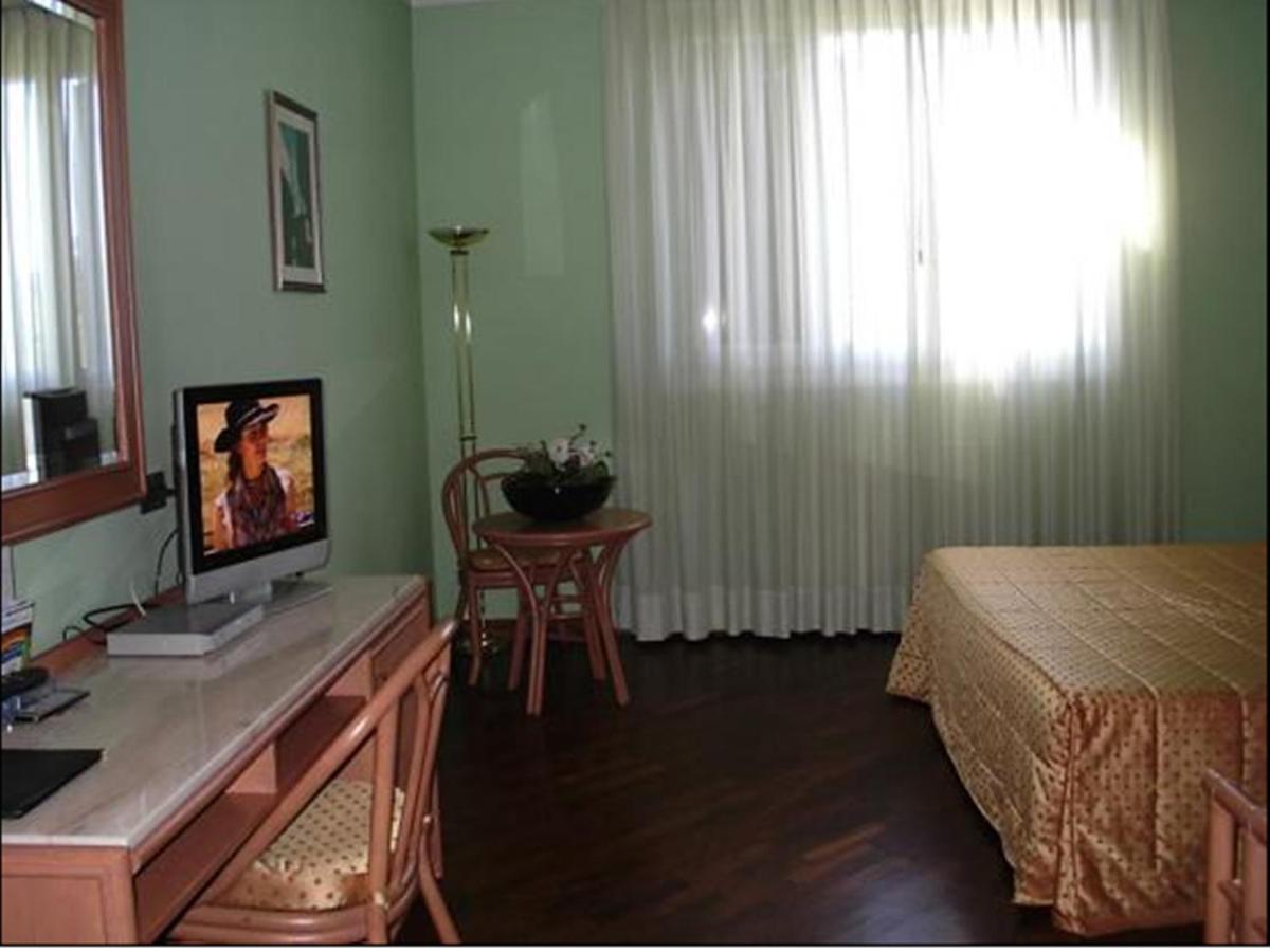 Hotel Le Ville Модена Номер фото